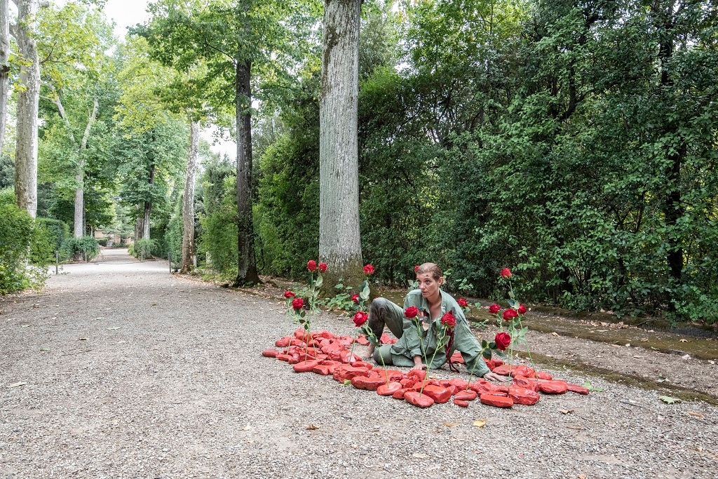 UffiziGalleries's tweet photo. Gli applausi non bastano! Un GRAZIE di ❤️ a tutti i 77 bravissimi attori che hanno animato le cantiche di #Dante nello scenario magnifico del #GiardinodiBoboli, emozionando i mille spettatori di #TraSelvaeStelle
Complimenti a tutti, lavorare insieme è stato fantastico🤩 https://t.co/uqFCZmOzIO