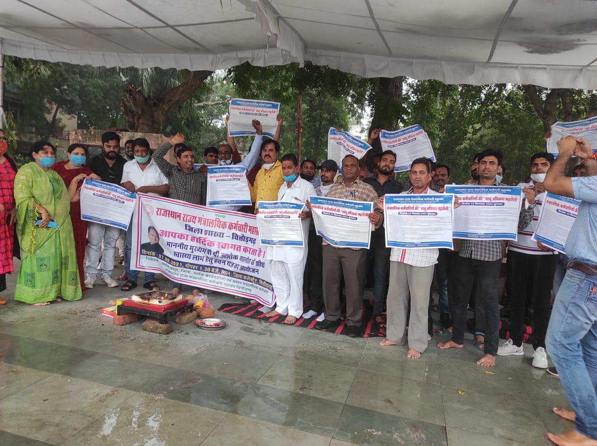 <a href="/ashokgehlot51/">Ashok Gehlot</a> के शीध्र स्वास्थ्य लाभ हेतु <a href="/rrmkms2013/">राजस्थान राज्य मंत्रालयिक कर्मचारी महासंघ</a> द्वारा प्रदेश के 33 जिला मुख्यालयों पर हवन कार्यक्रम आयोजित किया जा रहा है। आशा है आप शीघ्र स्वस्थ होकर मंत्रालयिक कर्मचारियों की मांगों का समाधान करेगे।
<a href="/RajSing40359646/">Raj Singh Choudhary</a>
<a href="/VirendraDadhi10/">Virendra Dadhich</a>
<a href="/modeesuneel/">𝕊𝕦𝕟𝕚𝕝 𝕄𝕠𝕕𝕚</a>
#RJBABU_JPR15SEPT