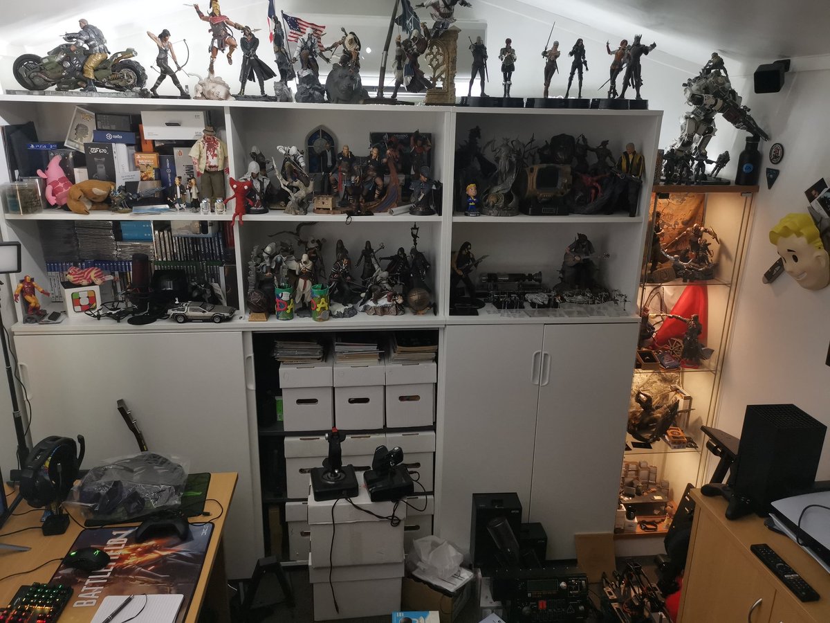 VicBStard's tweet photo. #NoNeon Cos I'm no pretender. 😉 #comicbooks #videogames #gamingmerch #messy https://t.co/DoyZ5qIdsu