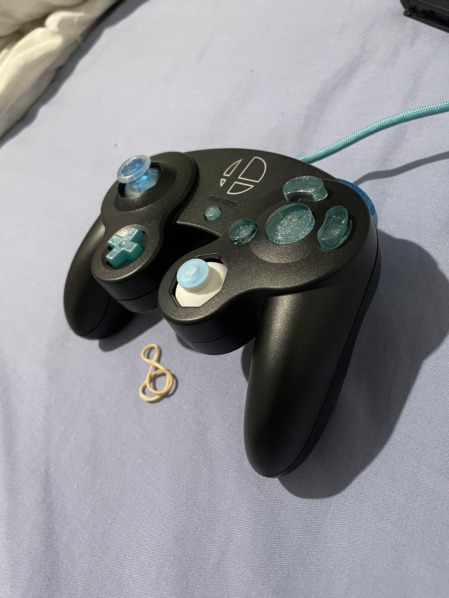 whiteslayer221's tweet photo. Thank to @DaFunkGaming for the masterpiece!! Most definitely the best controller I have https://t.co/Qg98kFasdj