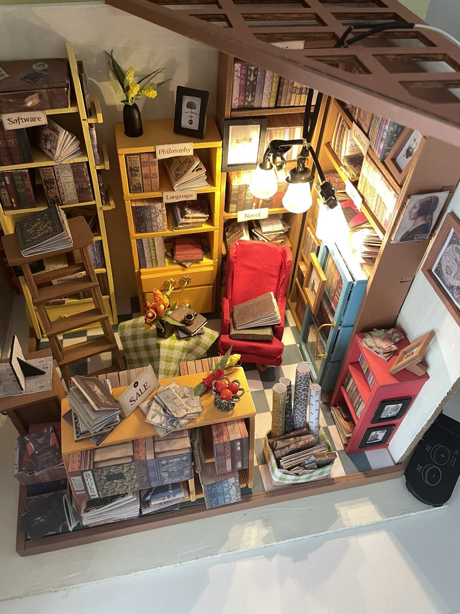 nadiatheartist's tweet photo. My mom made a miniature library https://t.co/cCzzvqGp3X