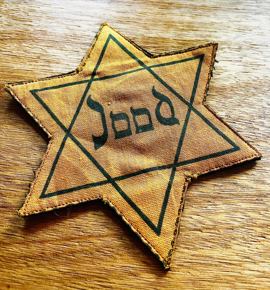 Dit is de #Jodenster van mijn grootmoeder. 

Spot er niet mee. 

Maak geen valse vergelijkingen. 

Misbruik het niet voor politieke doeleinden. 

Het doet al pijn genoeg.