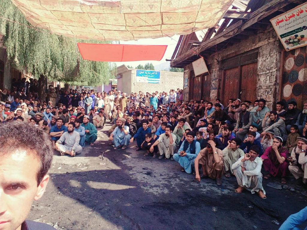 ManzoorDareli's tweet photo. #healthfordarel
داریل میں دوسرے دن بھی شٹر ڈاؤن دھرنے کا عمل جاری حکومت خاموش تماشائی بننے پر قابل افسوس ہے اگر حکومت اسطرح بنتے رہیگی تو دھرنے کو داریل سے کے کے ایچ منتقل کرنے کا امکان
جب تک ہمارا مطالبات حل نہیں ہونگے
تب تک دھرنے جاری رہے گا عوام داریل و سماجی تنظيميں https://t.co/K3qt1Qhzuk