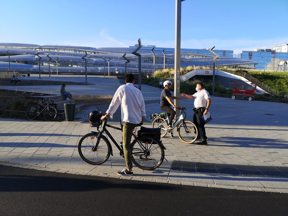 Comme il fallait s'y attendre, la passerelle de la nouvelle gare (qui n'a pas été pensée pour accueillir les cyclistes) disfonctionne. Quel dommage pour une rare nouvelle liaison N/S
Ce matin <a href="/PoliceNat35/">Police nationale 35</a> rappelle aux usagers que ce n'est qu'un trottoir