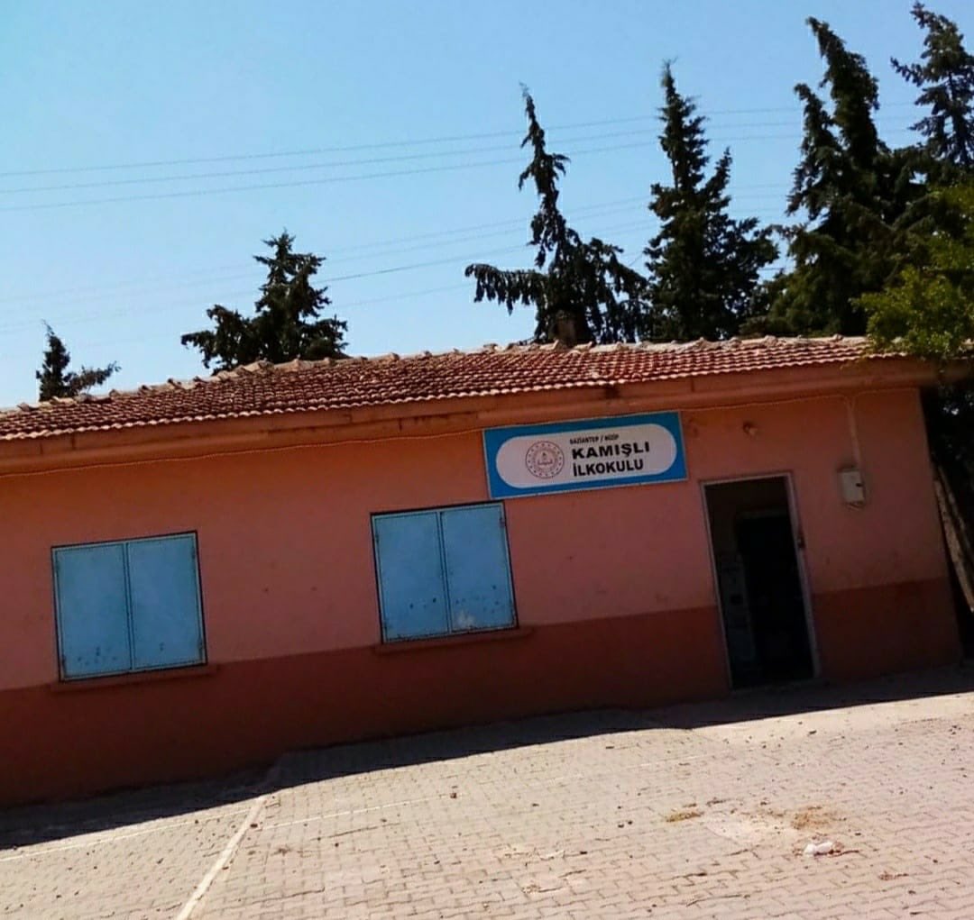 geakturkiye's tweet photo. G.E.A.K. ve Uluslararası İnsani Yardım Derneği Gaziantep İl Temsilciliğimiz ilimizin Nizip ilçesinde bulunan Kamışlı Köyü İlkokuluna ilk kütüphanemizi kurdu. Başlatmış olduğumuz köy okullarına kütüphane projesinde yer alan ilk okulumuzun eksikleri böylelikle tamamlanmıştır. https://t.co/P4XJtlHZht