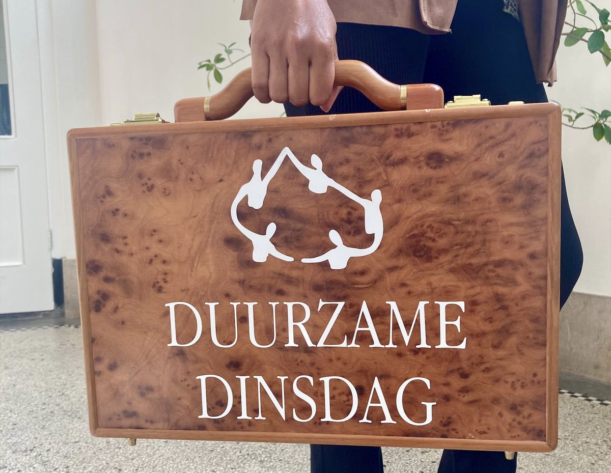 Het is vandaag #DuurzameDinsdag! ♻️ Thema dit jaar: samen op weg naar de Duurzame Doorbraak. Onze staatssecretaris <a href="/svanweyenberg/">Steven van Weyenberg</a> neemt vanmiddag namens het kabinet de Duurzame Dinsdag-koffer in ontvangst. Volg alles via de livestream ➡️ duurzamedinsdag.nl/live! <a href="/DuurzameDinsdag/">Duurzame Dinsdag</a>