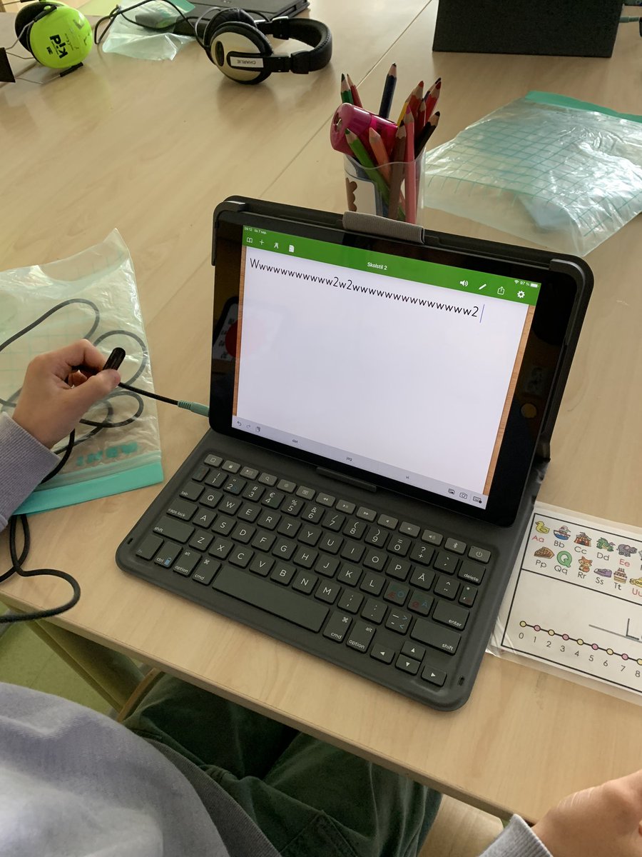 Nu har vi fått DEN DÄR lektionen gjord. Den där eleverna upptäcker hur det låter när man skriver 16st J i rad, eller %{+ efter 5st B. Nu har vi skrattat järnet och kan köra igång med #STL på #mariehällsskolan