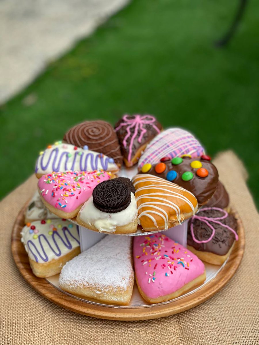 GoldenDoughKL's tweet photo. HIII Sesiapa yang nak order pizza donut or nak surprise kan yang tersayang boleh buat minggu ni yaa !! Sebab next week dah naik harga due to mass production 🥲🥲 anyway boleh pm saya ya !!
#PizzaDonut #GoldenDough
#DeliveryKL
#DeliverySelangor https://t.co/WJNjJ0RY9l