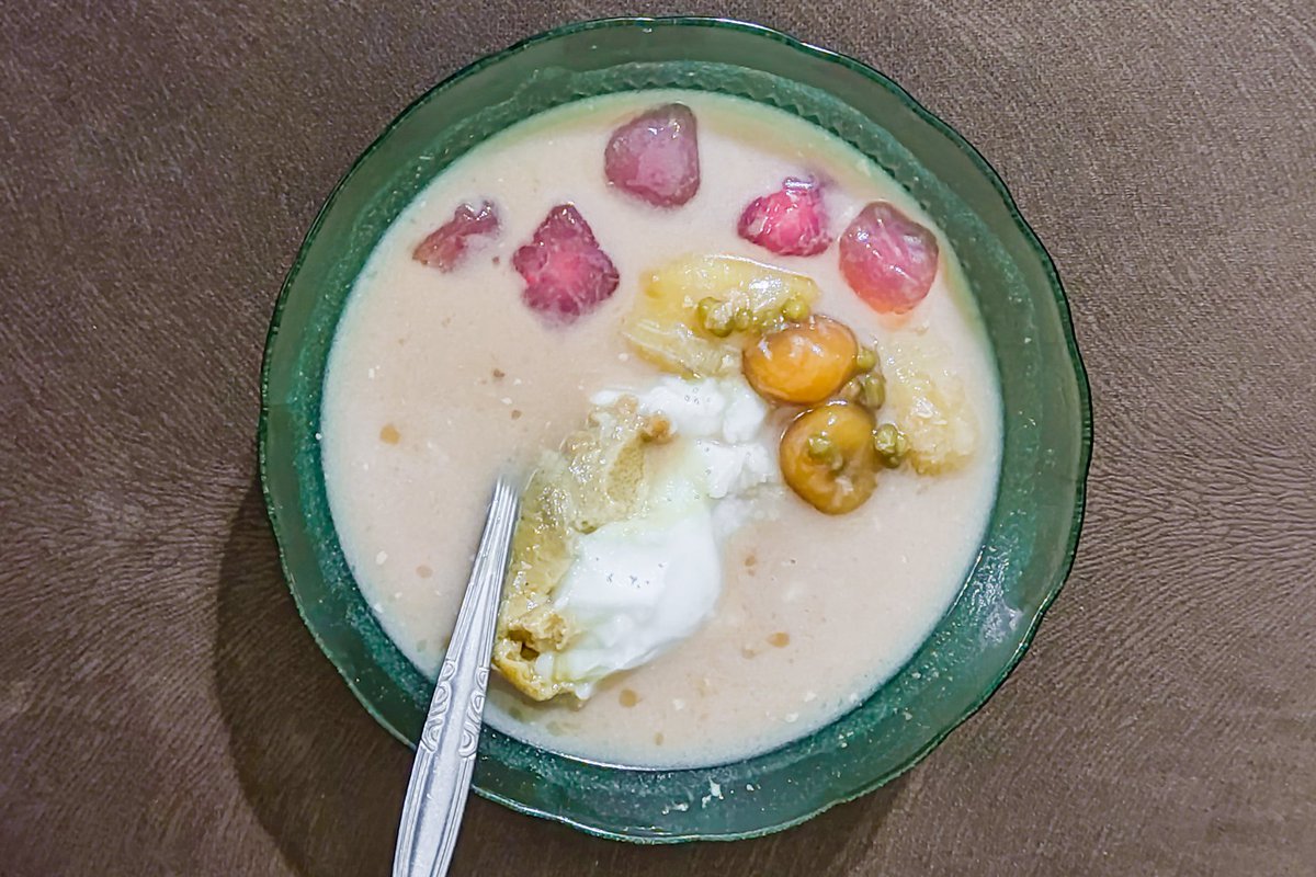 mythinkinc's tweet photo. pertama kali nyamperin bopet mini benhil dgn niat polos si bubur kampiun buat icip2 dulu dan menu nasi padang dimakan kemudian. asli enak, icip habis bubur kampiun udah keburu kenyang mampus, bungkusan nasi padangnya isuk deui weh lah 😂 @drhaltekehalte https://t.co/9FKXbvy5oE
