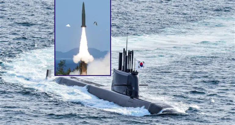 REjercitos's tweet photo. 🇰🇷🇰🇷🇰🇷 Corea del Sur ha realizado al fin la esperada prueba de su misiles balístico Hyunmoo 2B desde uno de los nuevos submarinos KSS III. Anteriormente había hecho pruebas desde plataformas submarinas. Es un verdadero hito. https://t.co/oyzirXredp