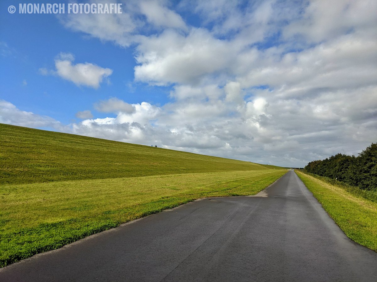 MonarchFotogra1's tweet photo. A long way home. #way #Cloud #nature #NaturePhotography #naturelovers #TwitterNatureCommunity #endles #endlesssummer https://t.co/bVmIHjraje