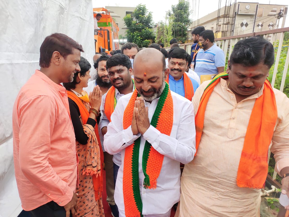 ArunaSurendhar's tweet photo. 10 వ రోజు సదాశివపేట మీదుగా సాగుతున్న ప్రజా సంగ్రామ యాత్రలో రాష్ట్ర అధ్యక్షుడు @bandisanjay_bjp,దుబ్బాక ఎమ్మెల్యే @RaghunandanraoM   గార్లతో కలిసి అడుగులో అడుగు వేస్తున్న ఓబీసీ మోర్చా రాష్ట్ర కోశాధికారి చింతల సురేందర్ యాదవ్ గారు ...... https://t.co/LJz0XwWQpL