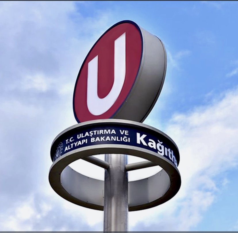 CHP’li belediyeler yardım topladığında “paralel devlet olmaz” diye paraya el koyan iktidar İstanbul’da paralel metro hattı kurdu.
Ulaştırma Bakanlığı, CHP’li belediye ile rekabete kafa yorduğu kadar TCDD ile meşgul olsa Adnan Hoca’nın finansörünü genel müdür atamazdı.