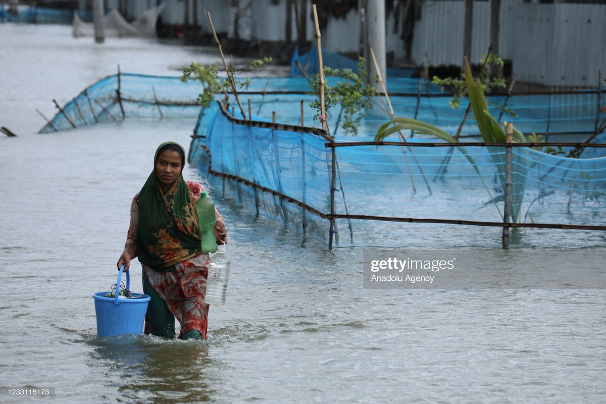 A woman crosses #flood waters during #CycloneYaas in #Koyra Upozila in #Bangladesh. At that time, he was taking her in a plastic bottles with #drinkingwater.

#ClimateCrisis, #WaterCrisis 🇧🇩

#ClimateActionNow
#NoMoreEmptyPromises
#UprootTheSystem
 
May 26, 2021
📸: @auni_auniket