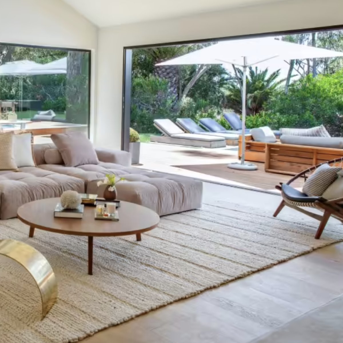 InhouseDStudio's tweet photo. Ideally, you should leave 45cm between sofas, chairs and coffee tables in your living room. This gives you enough space for sitting and moving around, but still close enough to reach your cup of tea easily!

#interiordesigntips #spaceathome #furnituredesign https://t.co/lkjl4zNFMt