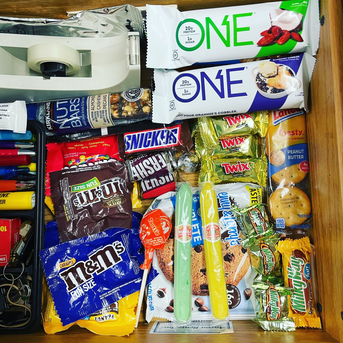 FormDisciples's tweet image. New month, new season. Time to organize. Like inside the desk of one of our staffers. 

In his words, “I don’t really eat any of these, but I save them for, you know, just in case.” 

Whelp, if we ever get another snowpocalypse, we know where to go! 

#fallorganizing #snackdrawer