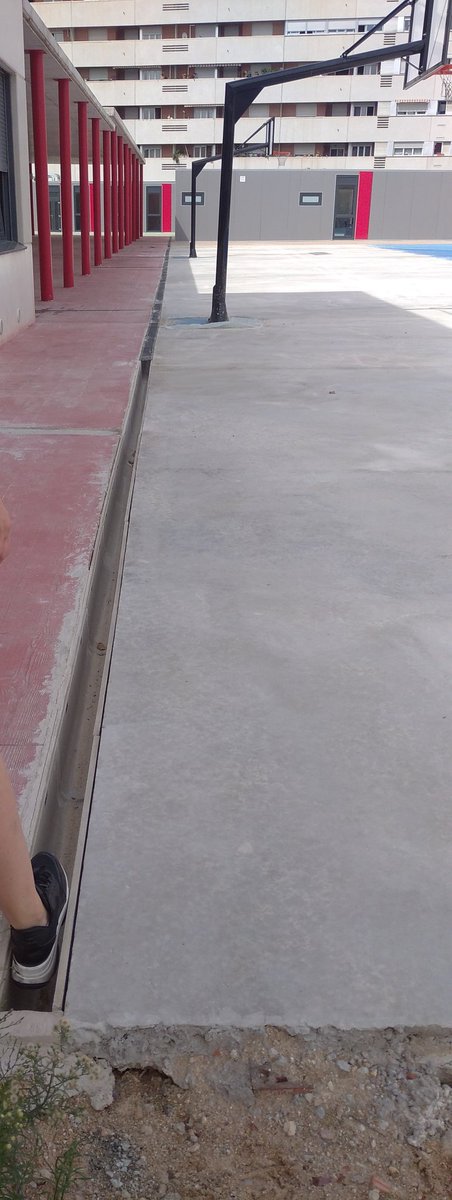 Que suerte, nosotros en Rejas tenemos las pistas sin pintar (cuando las pinten tendremos que estar 3 semanas sin usarlas), la valla que separa el descampado de la primera fase sin cerrar, cables por en medio y la rejilla sin poner😡
Estamos por denunciarlo al <a href="/DefensorPuebloE/">Defensor del Pueblo</a>