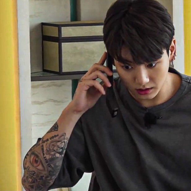 นานแค่ไหนแล้วนะ ที่ไม่เห็นน้องใส่เสื้อแขนสั้นในรันแบบนี้  ดีใจก็ดีใจ จะวูบก็จะวูบ ที่มาของคำว่าหน้าเด็กสามขวบ แต่รอยสักอย่างเท่เลย