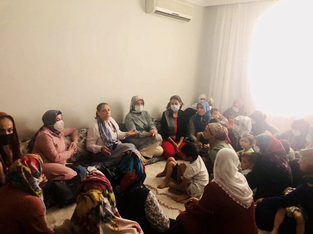 Milletvekilimiz Sn.<a href="/eronat_oya/">Oya ERONAT 🇹🇷</a> K.K Başkanımız Sn.<a href="/muzeyyenkaya/">Müzeyyen Kaya 🇹🇷</a> İl Başkan Yrd. Sn.<a href="/SerapAKbas21/">Serap AKBAŞ 🇹🇷</a> ve İl K.K Başkan Yrd. Sn.Arzu Çetin’in   katılımlarıyla Bağlar ilçemizde hane ziyareti gerçekleştirdiler.

Kapı kapı dolaşarak, milletimizin gönül kapılarını aralamaya devam edeceğiz.