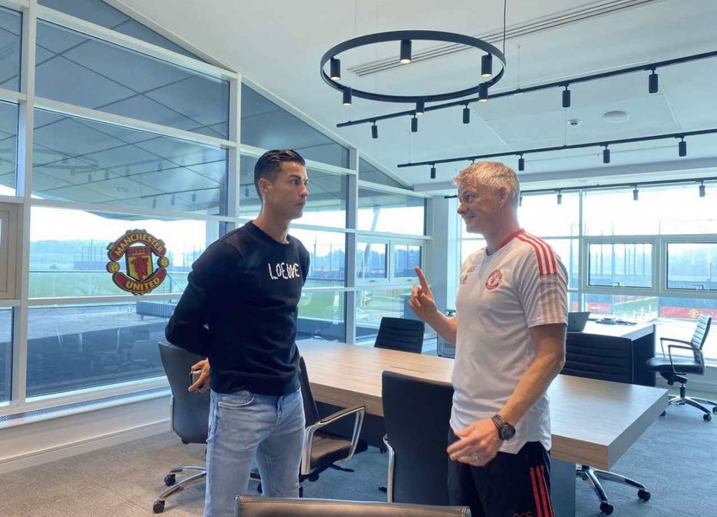 Ronaldo was spotted having a meeting with Ole Gunnar Solskjaer (Twitter/ ManUtd Stuff)