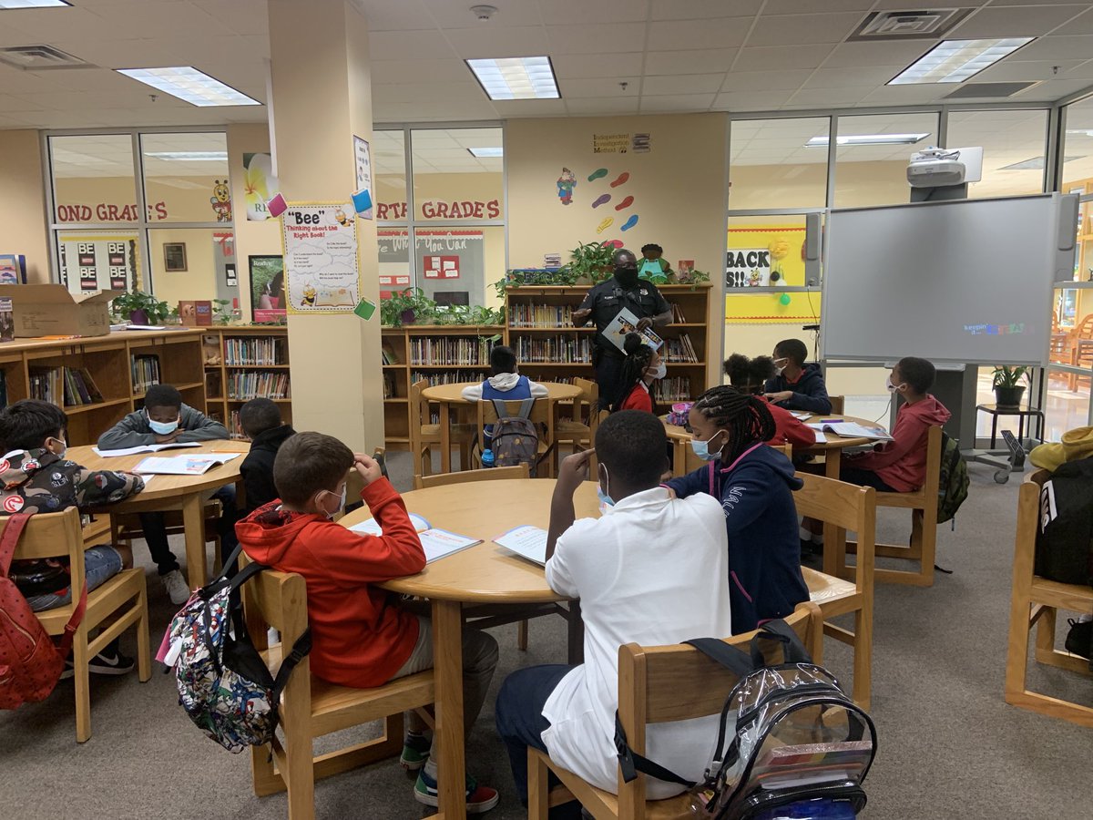 BrendellaChavis's tweet photo. Keeping It Real…DARE Program @HighlandHtsES! #5thGrade #StrategiesForLife @BMcKinney83 @HISD_Wraparound @HISDPolice @TeamHISD @BTW_WRS https://t.co/xdVKb7CmTb