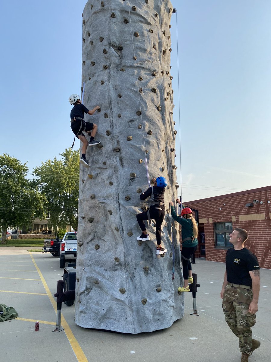 bslight3's tweet image. Rock climbing with the national guard!