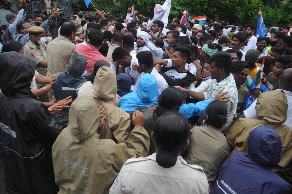 nsui's tweet photo. NSUI National Secretary @anulekhaboosa and Odisha State President @yashir_nawaz along with other activists did Vidhan Sabha Gherao in Bhubaneswar, against Modi-Naveen Govts for JEE Mains paper leak and corruption in Odisha Staff Selection Commission (OSSC).
#AntiStudentModiGovt https://t.co/Y7AnPecVdc