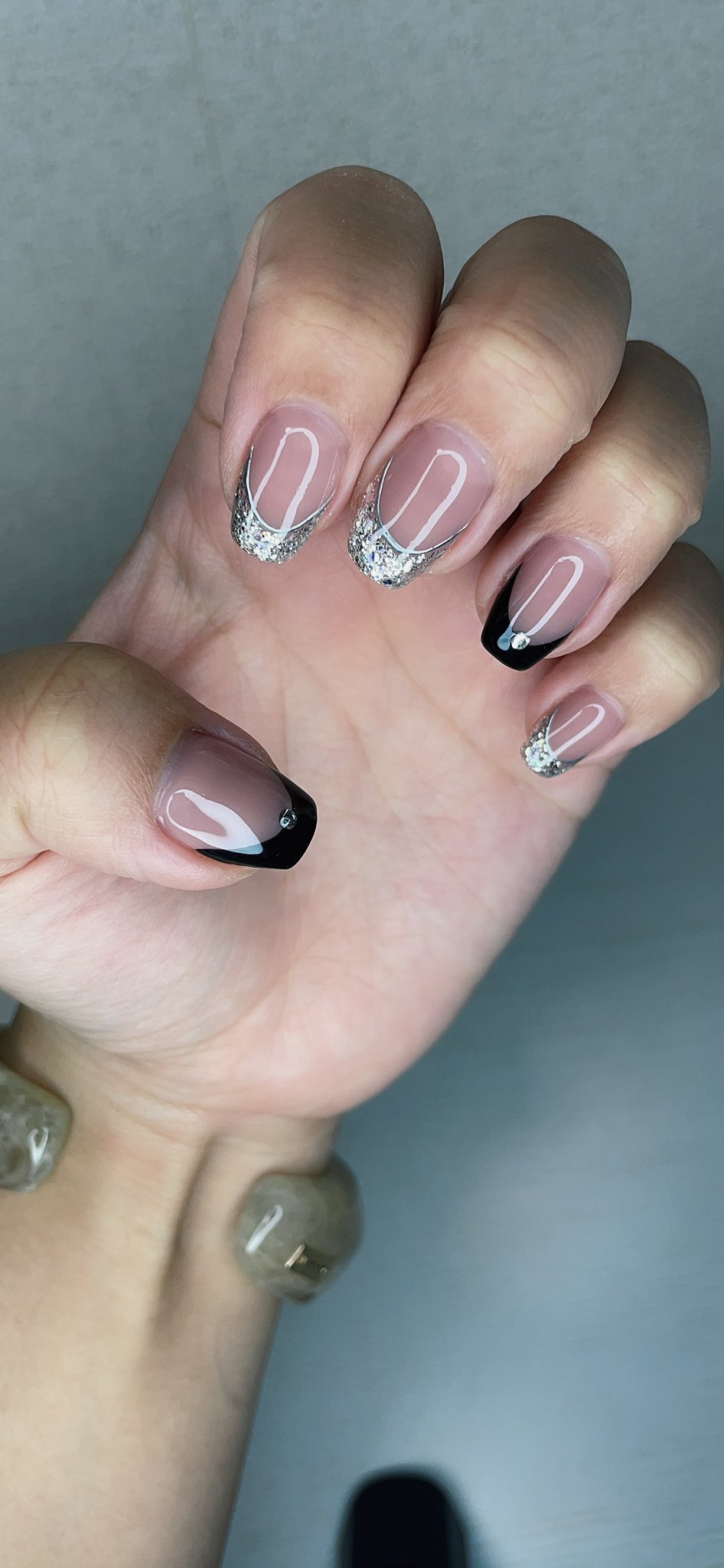 たそ コスメ垢 ネイル変えたぁぁぁ ガラスフレンチと黒のカラーフレンチのmix ジルのこれネイル撮影するのに映えすぎる ネイル ガラスフレンチ カラーフレンチ 黒フレンチ T Co Pcqng49y0i Twitter