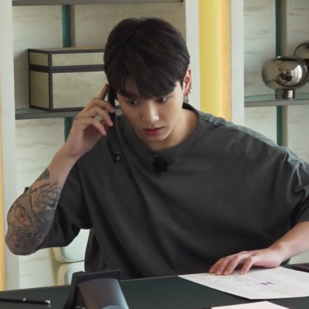 lowqualtybts's tweet photo. “yes hello?”                “Butter returned           
                                             on No1????” https://t.co/BpXkxKmma0