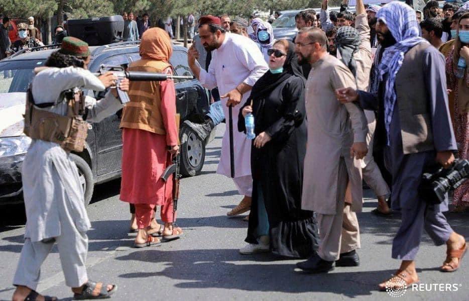 mujahidandarabi's tweet photo. به این زن و این تفنگ‌ نگاه کنید.
زنان افغانستان تاریخ را رقم زدند https://t.co/mqUorchBZi