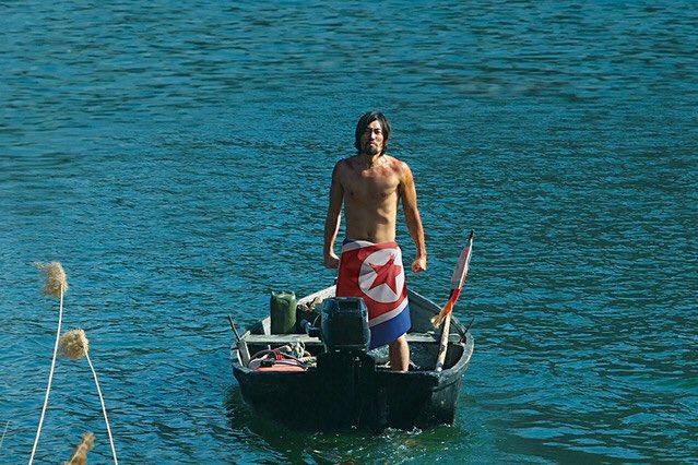 airenergy2040's tweet image. #theNET網に囚われた男
#キムギドク
画面が地味で最後まで観れるんかなの心配はよそに主人公が巻き込まれる展開に見入ってしまった。
「豊かな国なのに人は幸せそうでない」等、ハッとさせられる台詞が随所に。国の幸せと個人の幸せのズレ。今、コロナ禍の日本に感じることに通じるものがありました。