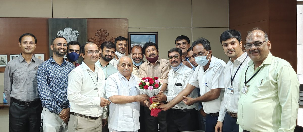 Nitinbhai_Patel's tweet photo. સચિવાલય ફેડરેશનના પ્રમુખશ્રી, મંત્રીશ્રી તથા અન્ય હોદ્દેદારો દ્વારા મોંઘવારી ભથ્થામાં વધારો કરવા બદલ શુભેચ્છા મુલાકાત લીધી. https://t.co/h9Wg8UeWFx
