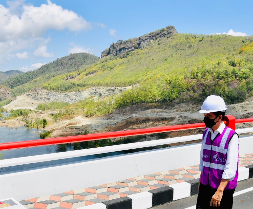 Bendungan Bendo di Kab. Ponorogo, Jawa Timur akhirnya selesai juga. 

Dibangun dengan biaya Rp1,1 triliun, bendungan ini berkapasitas 43 juta m3 dengan luas genangan 170 ha. 

Bendungan Bendo dapat mengairi 7.800 ha sawah, jadi pasokan air baku, dan untuk pengendalian banjir.