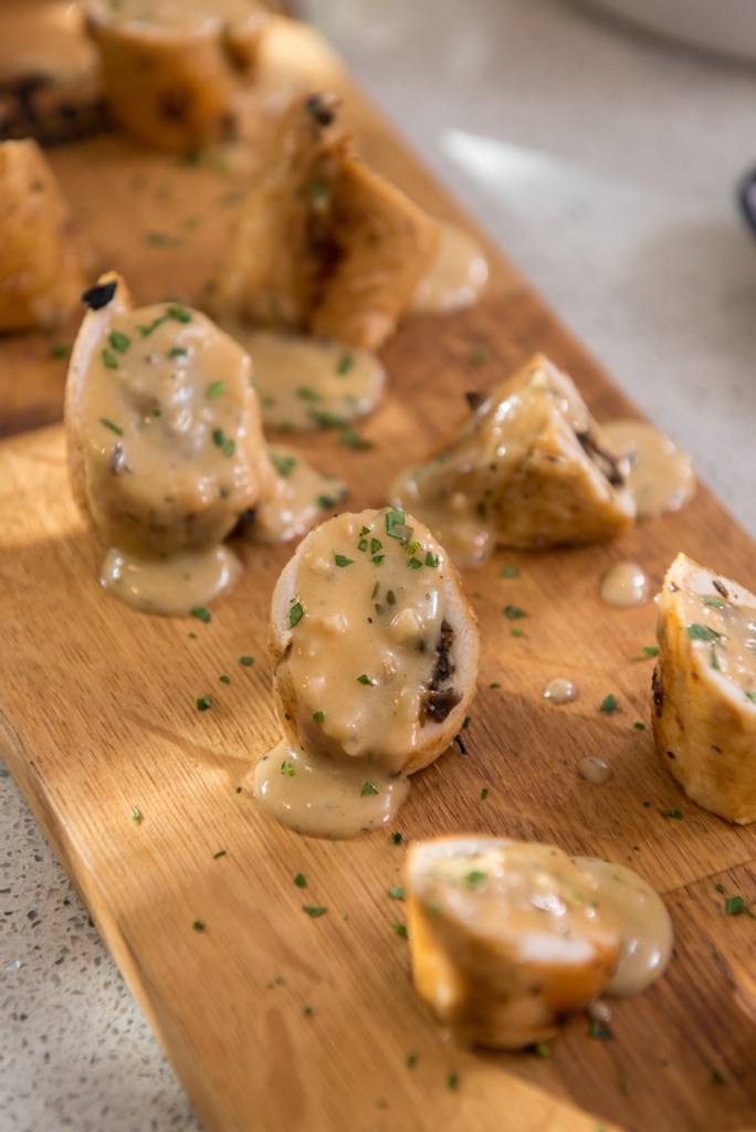claireallen_sa's tweet photo. Part 2 of the recipe is the main attraction, the chicken roulade. How delicious does this look? It tastes as delicious as it looks, oh and did I forgot to say how simple it is?
Visit my Instagram of Facebook for full recipe. #Poncracz #brutt https://t.co/HOjjqP5iCA