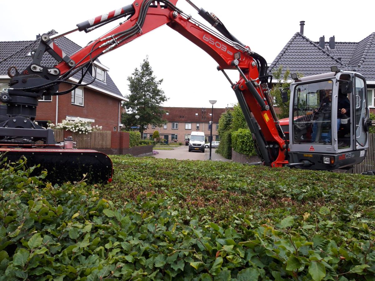 Ook dit jaar is weer gestart met het knippen van hagen als onderhoud. Grote stukken haag worden machinaal geknipt. Kleinere hagen worden op een ander tijdstip met de hand meegenomen. 
Mocht u ons bezig zien, wilt u dan zo vriendelijk zijn om uw auto's aan de kant te zetten?