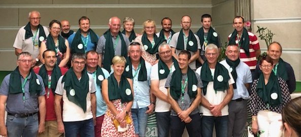 fdsea53's tweet photo. [#Syndical] Belle 📸 de famille @fdsea53 lors de notre #AG, avec des femmes et des hommes investis pour défendre les @agri53. Productions 🐄🐂🐑🐴🐷🐓🥚 🌽🍏🍐... commissions sociales, territoires @lamayenne
... sont bien représentés 💪📢 @FNSEA @ChLambert_FNSEA @JeromeDespey https://t.co/hFqPIbdtHf