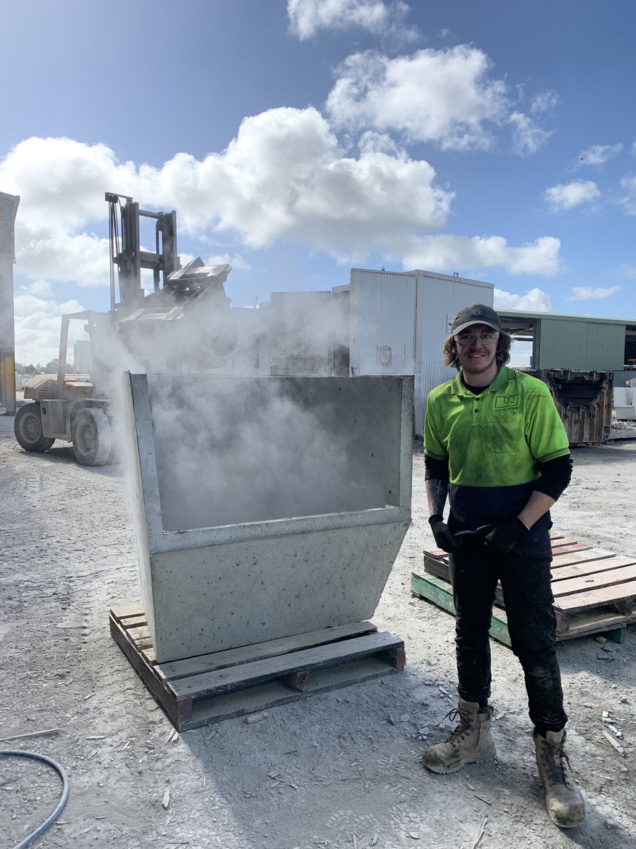 PadmanShawn's tweet image. Gee they hot at the moment this crew 🔥💪 The race is on now 🤞we can get everything out in time. #aussiemade #doubleshift #teamwork #irrigtion #precast     @PadmanStops