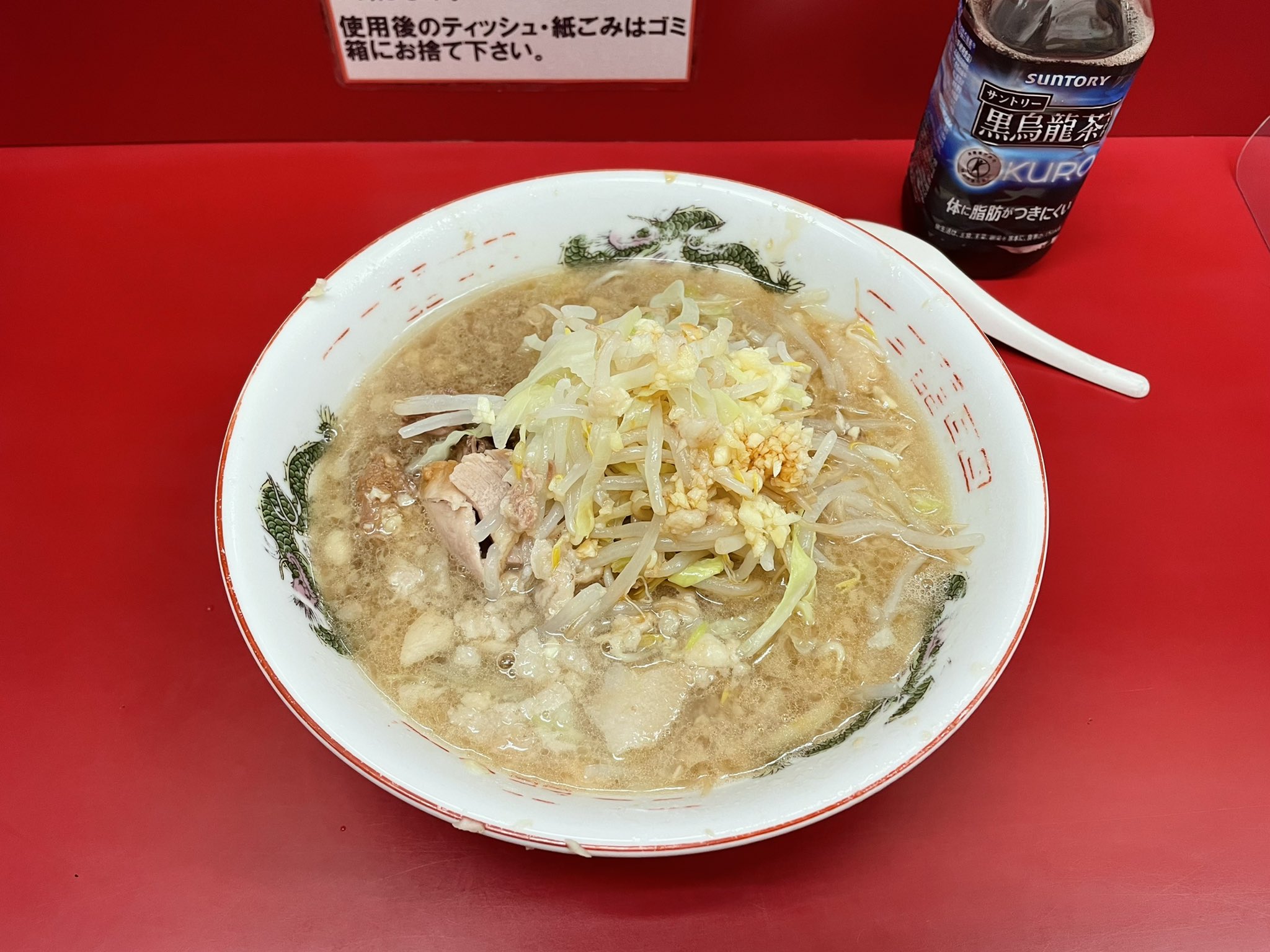 魔女っこれい 京急川崎 ラーメン二郎 小ラーメン780円 結論から言うと麺半分にしなきゃ良かった ビビってしまった 私が食べた 二郎の中で一番優しさに包まれていた 逆に包丁でよく切れたなってぐらいのほろほろに柔らかい豚 スープに馴染むくたくた野菜