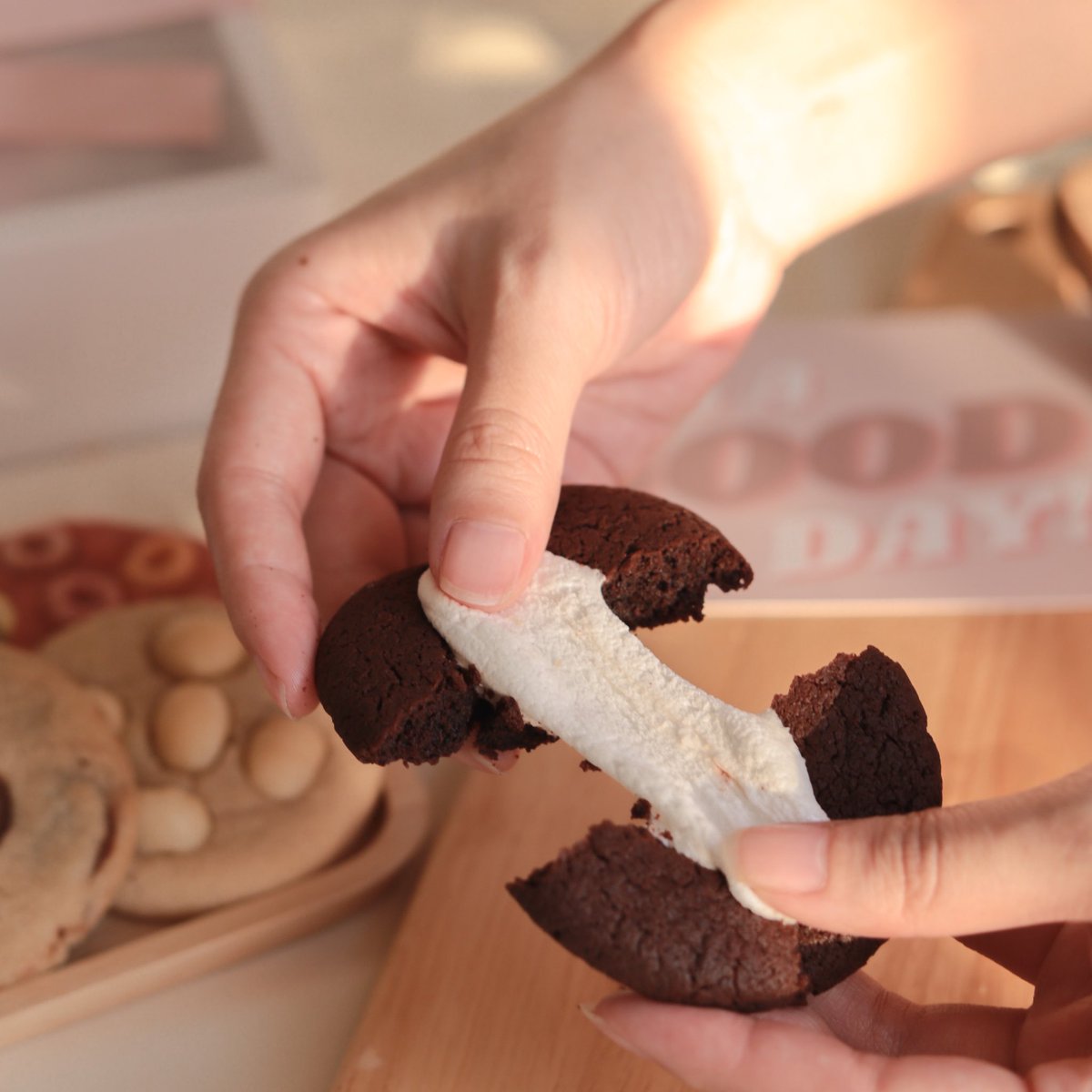 mafavoritetaste's tweet image. เราเป็นคนนึงที่ชอบกินคุกกี้นิ่มมากก ทดลองทำปรับสูตรไปเรื่อยๆ จนออกมาเป็น Soft and Chewy Cookies แบบที่ลงตัว หวานน้อย เน้นวัตถุดิบที่ดีจะช่วยชูรสน้องให้กลมกล่อม ช็อกกับเนยเราใช้ของฝรั่งเศส หอมละมุนแน่นอนค่า💖