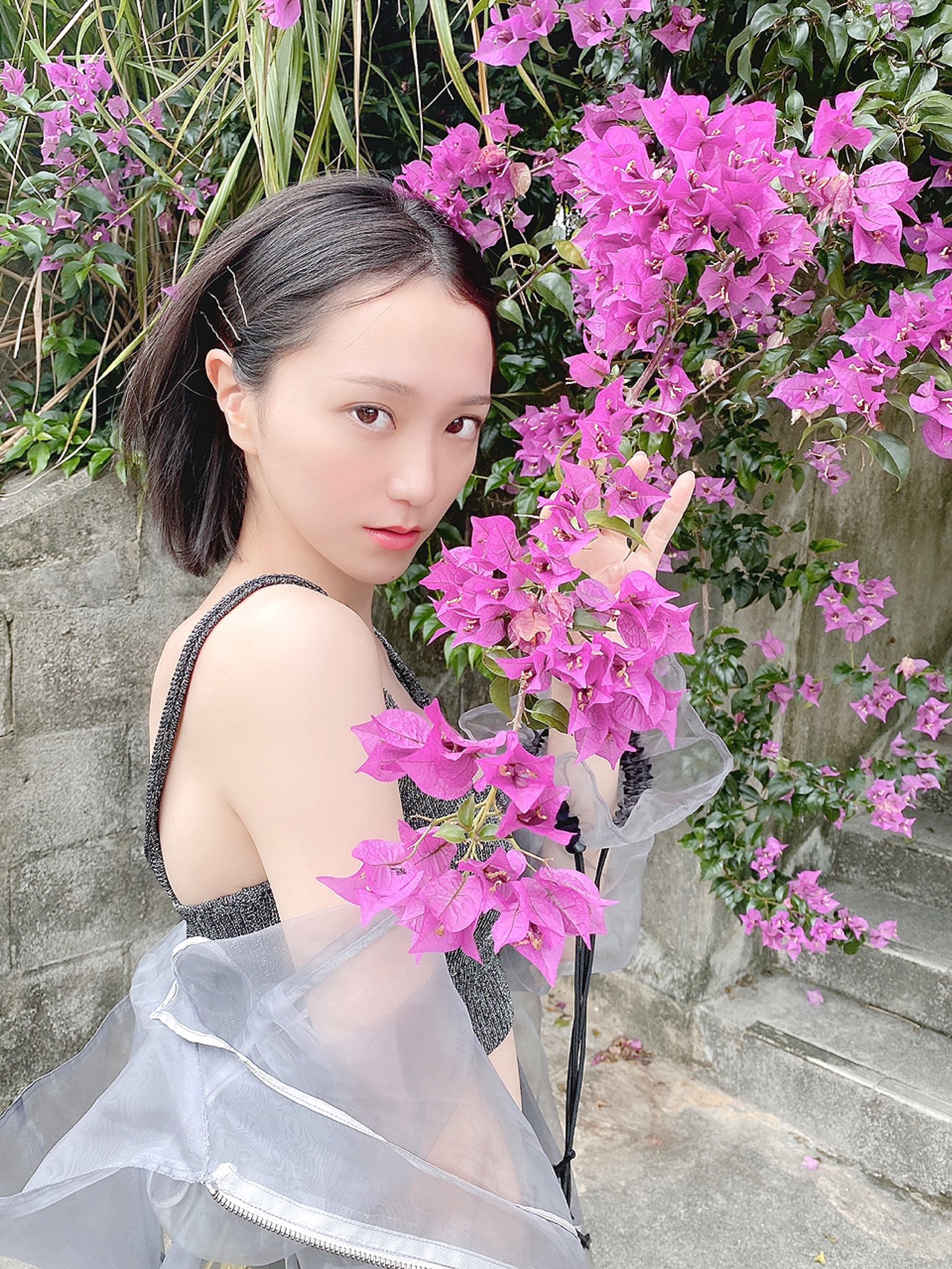 野口衣織 直筆 赤背景② いかりんぐ 野口衣織 直筆 赤背景② いかりんぐ（野口衣織 直筆 生写真