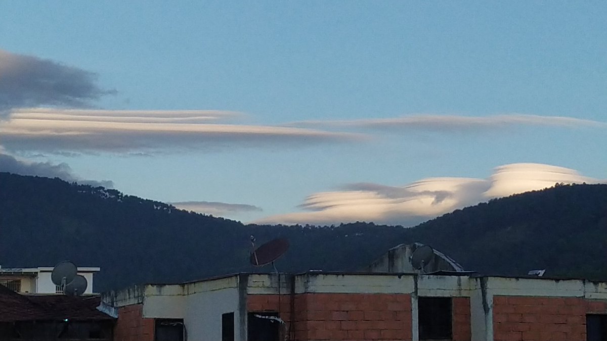 joseinieves's tweet photo. @EarthquakeChil1 buen día. Amanecio frente a mi balcón está belleza, Naguanagua, Cerro El Café hacia Puerto Cabello Venezuela. Cómo se llama esta formación de nubes. https://t.co/w3MC8ICbyR