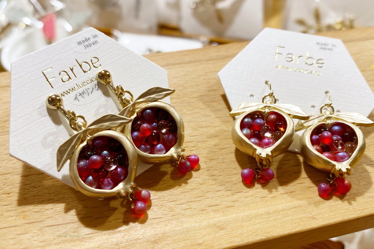 柘榴モチーフのイヤリング。 少し透明感のある赤いつぶつぶが本物の