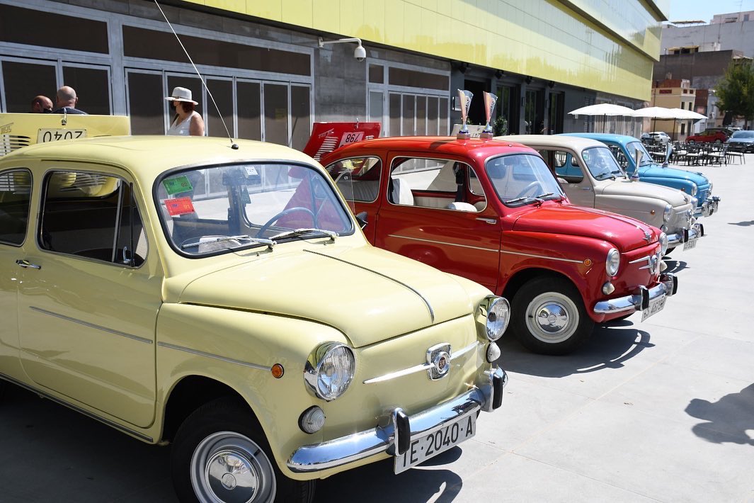 🚘 Los vehículos históricos enamoran cada vez a más aficionados. Los clubs de modelos como el Seat 600 o el Seat 124 siguen siendo los más numerosos. 

En la imagen una concentración de vehículos clásicos celebrada en Vila-real (Castellón) en el marco de sus fiestas patronales 🎊