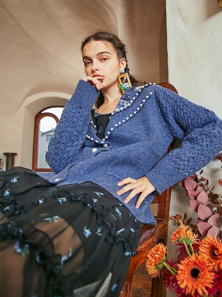 花瓶の向日葵のセーターカーディガン