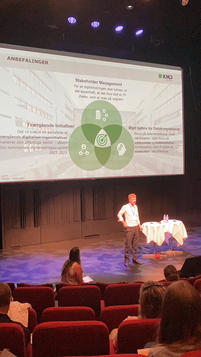 GraveniceDK's tweet photo. KMD’s nye direktør elsker @OS2offdig - det gør jeg også ❤️ #offdig #os2 https://t.co/dMYqR7Z9nF