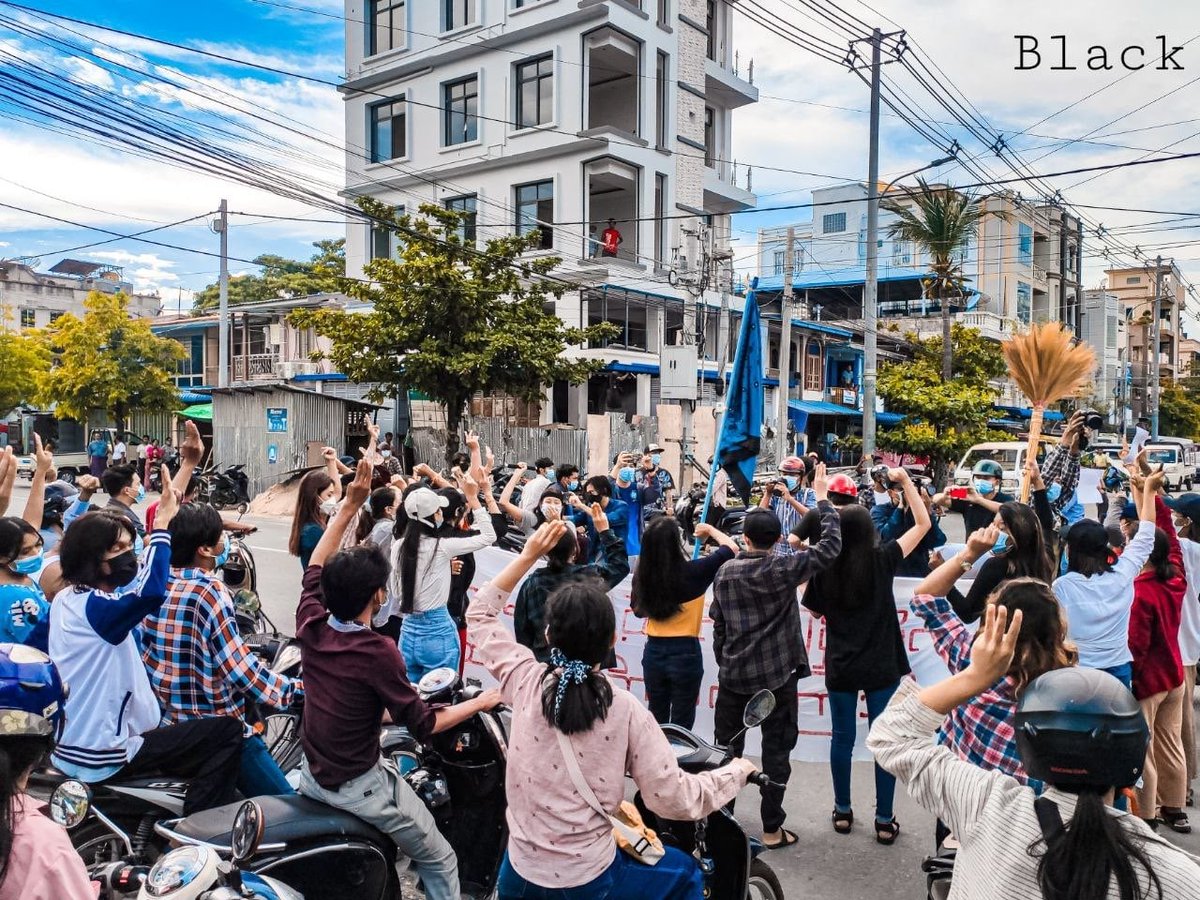 Female activists took to the streets in #Mandalay on Tuesday shouting that they would join the fight to crush the military regime. (Photo: Black) 

#WhatsHappeningInMyanmar