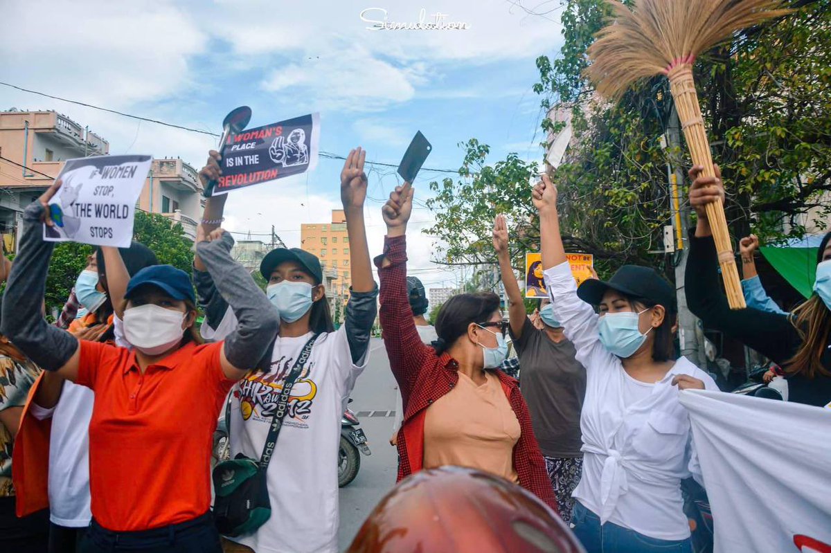#Sep7Coup #Mandalay

DEFIANT WOMEN MARCH AGAINST SAC JUNTA ARMED WITH KNIVES, MEAT CLEAVERS, BROOMS &amp; LONGYI

This is a departure for the marchers echoing the the statement of <a href="/NUGMyanmar/">National Unity Government Myanmar</a> today for a “people’s defensive war”. #WhatsHappeningInMyanmar