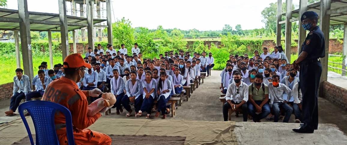 01NDRF's tweet photo. #FamiliarizationExercise
#CommunityAwarenessProgramme
#OnDisasterManagement
🔶Organized by #NDRF🇮🇳
🔶Goreswar H S School
🔶Baksa (Assam)
@NDRFHQ
@satyaprad1
@himantabiswa
@3c4c85bbac99475
@PankajKavidayal
@ANI
@PIBGuwahati
@ndmaindia
@BaksaDistrict
@sdma_assam https://t.co/IvvbJTN5zf