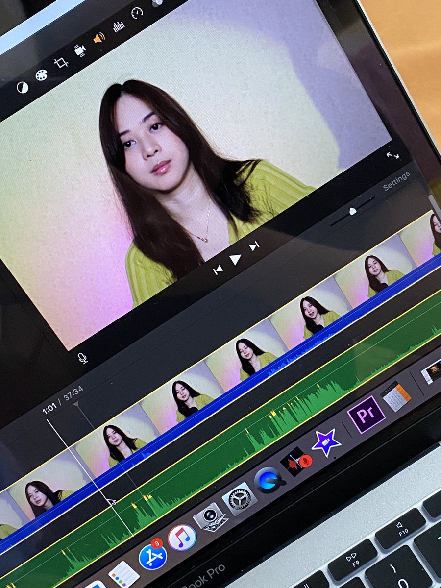 Nyoba bikin background pake lampu LED kayak di tiktok kayaknya failed… BUTT!!!😛🍑 seneng bgt turun bb 2.5kg karena udah jarang ngemil!!!🥳