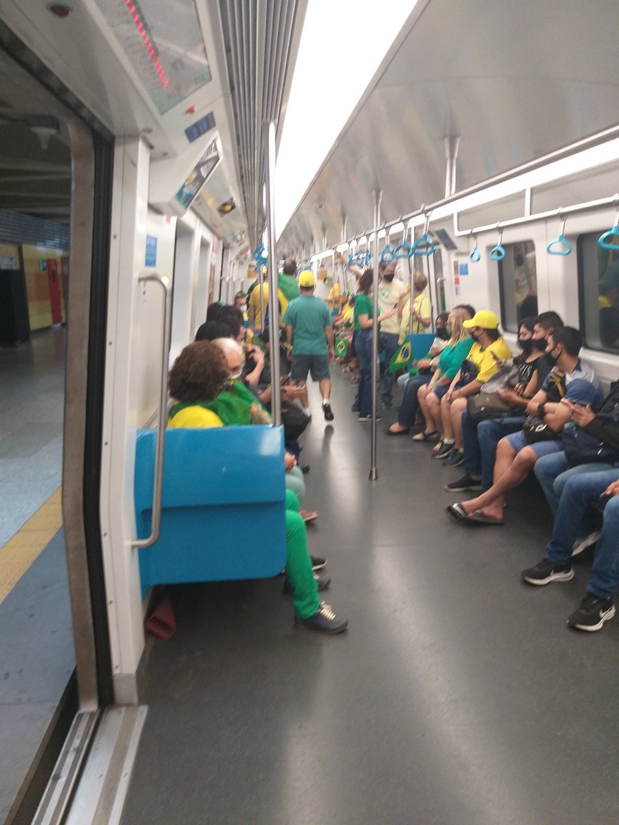 MarcoARSima1's tweet photo. Só verde e amarelo nos vagões do metrô do Rio ,indo para Copacabana ...
#BolsonaroOrgulhoDoBrasil https://t.co/CcVdfm0pkb